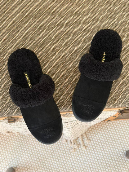 Chanel 
Size: 36 to 41
Super master quality 
500 dhs🪙💚

Zain198
♥️♥️♥️