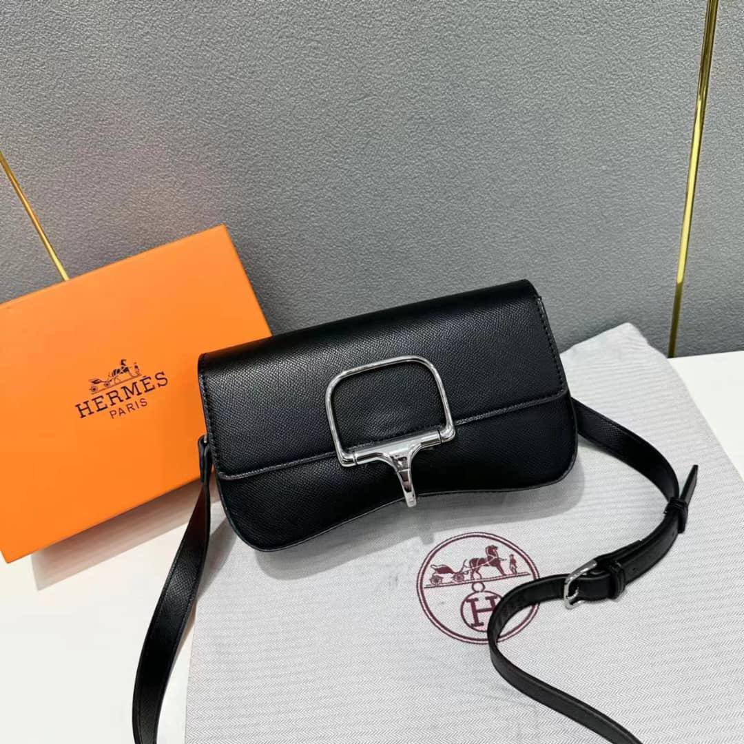 HERMES

Best quality 
with box
115 dhs🇦🇪🇦🇪

size 22CM

Zain290
♥️♥️♥️