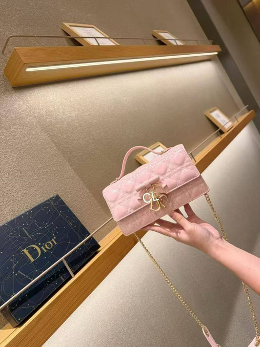 Dior
high quality

Withbox
🎁🎁🎁

130 dhs✅

Zain143
♥️♥️♥️