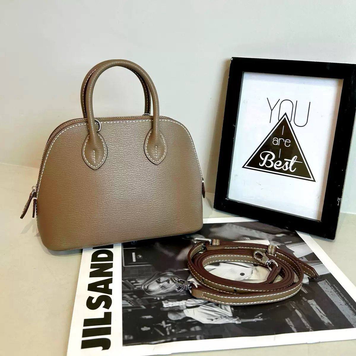 HERMES 
 GOOD QUALITY *


WITH BOX 
🎁🎁🎁

100 dhs✅

Zain39
♥️♥️♥️