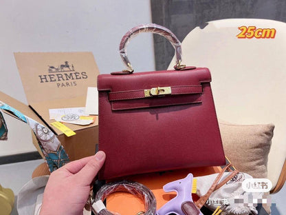 ❤️ Hermes Kelly
1️⃣ First quality + 🎁
Size : 25 * 20  cm
95 dhs✅
with box 🎁

Zain115
♥️♥️♥️