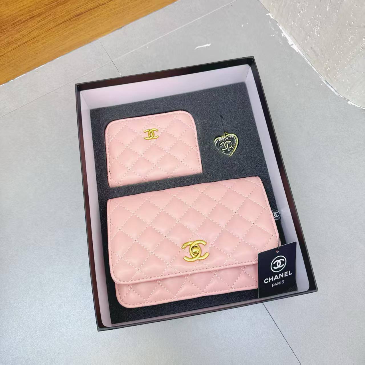 CHANEL
combination
SIZE：19.5cm

90 dhs🪙💕
withbox
🎁🎁🎁

Zain04
♥️♥️♥️