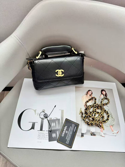 Chanel 
Best quality 

with box’s 
🎁🎁🎁

100 dhs✅

size 20 cm

Zain290
♥️♥️♥️