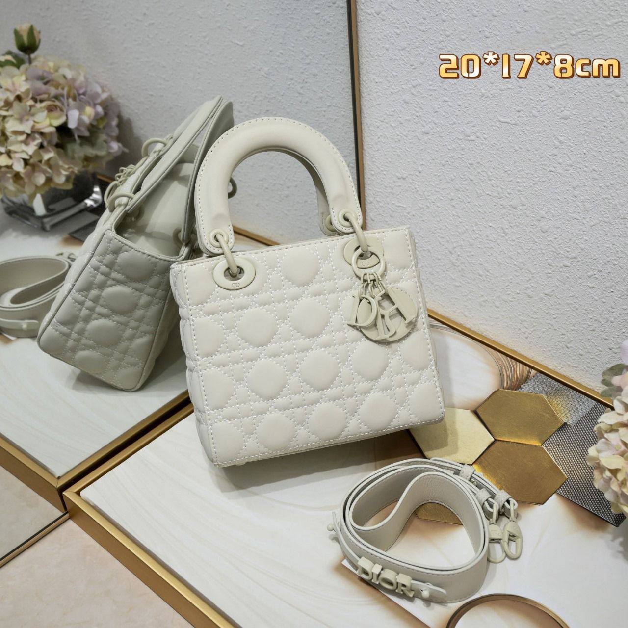 Dior 
Best quality 

with box’s 
🎁🎁🎁

125 dhs✅
size 20 cm

Zain290
♥️♥️♥️