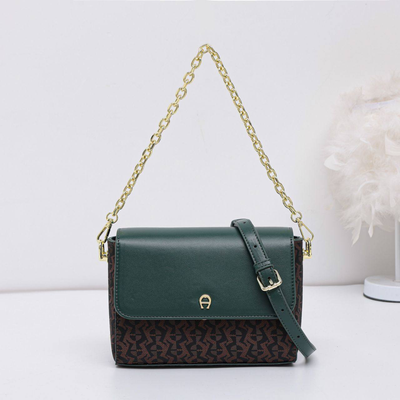 Aigner

95 dhs🗽

with box
🎁🎁🎁

23*8*15

Zain07
♥️♥️♥️