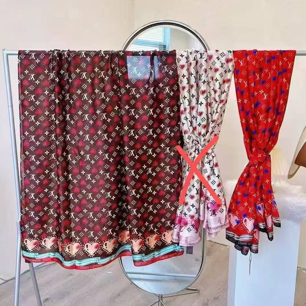 Silk scarf 

40 dhs🇦🇪  
no box

60 dhs🇦🇪 with box

Zain93
♥️♥️♥️