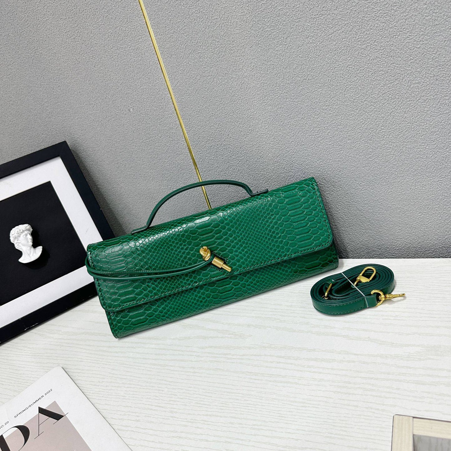 Bottega
85 dhs🪙🌨️ 

with box
🎁🎁🎁

Zain38
♥️♥️♥️