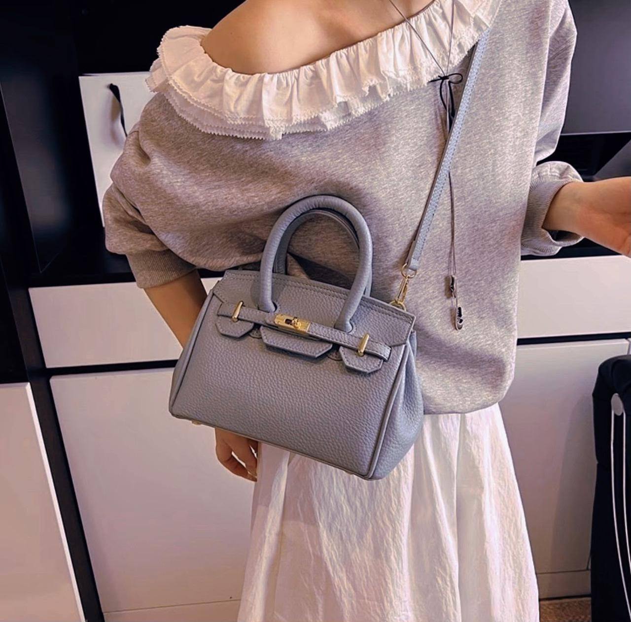 HERMES BIRKIN SMALL SIZE GOOD QUALITY WITH BOX 
110 dhs🇦🇪🇦🇪

Zain295
♥️♥️♥️