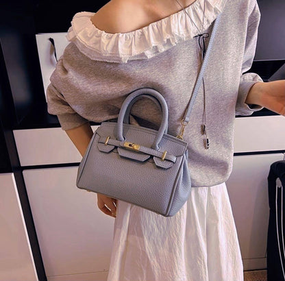HERMES BIRKIN SMALL SIZE GOOD QUALITY WITH BOX 
110 dhs🇦🇪🇦🇪

Zain295
♥️♥️♥️