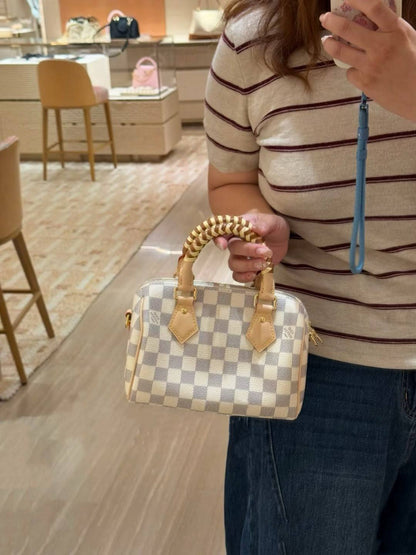 LV
 SPEEDY NEW DESIGN MASTER QUALITY 
WITH BOX 
240 dhs✅
20CM

Zain295
♥️♥️♥️
