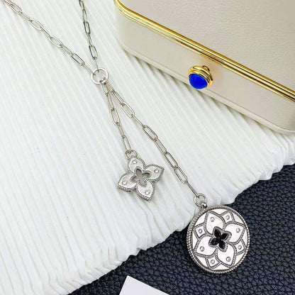 RC NECKLACE
MASTER✨💫
80 DHS✅
 WITH BOX AND PAPER BAG 🛍️🎁

Zain89
♥️♥️♥️