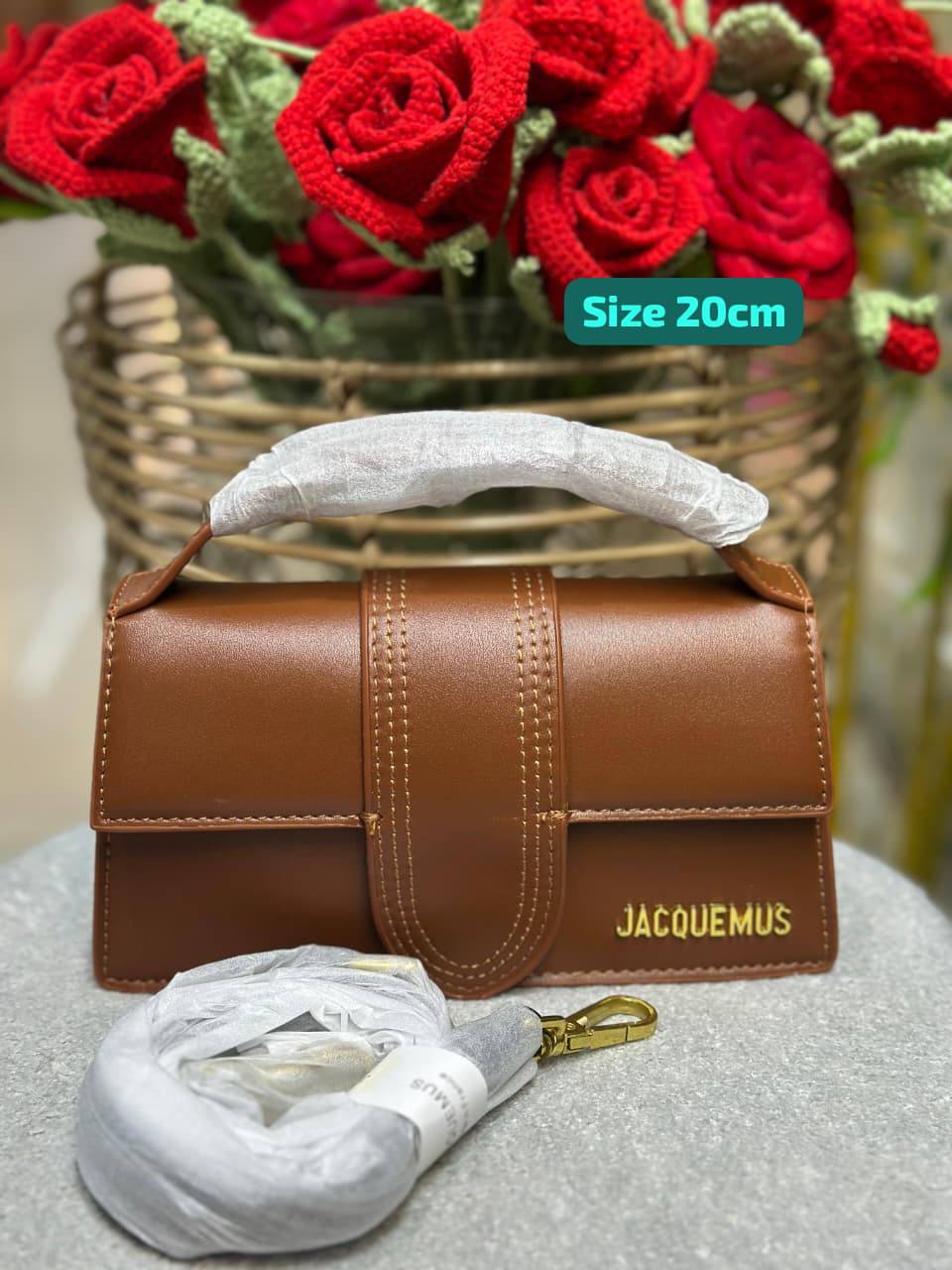 Jacquemus

Good quality 

with box 🎁🎁🎁

100 dhs🌺

Zain186
♥️♥️♥️