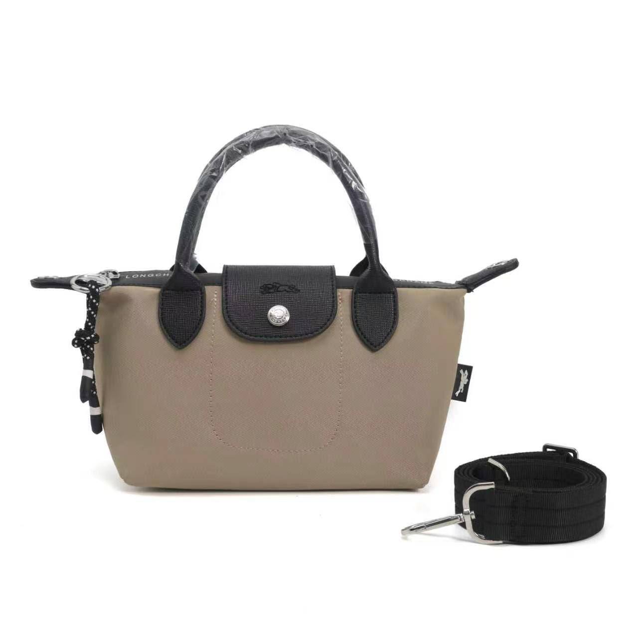 NEW CAME
LONG CHAMP BAG
GOOD QUALITY
50 dhs✅

Zain40
♥️♥️♥️