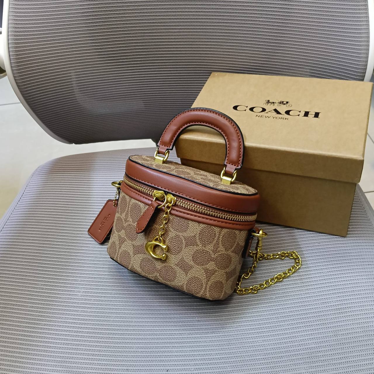 Coach
95 dhs✅
with box
size 15cm
High quality

Zain26
♥️♥️♥️