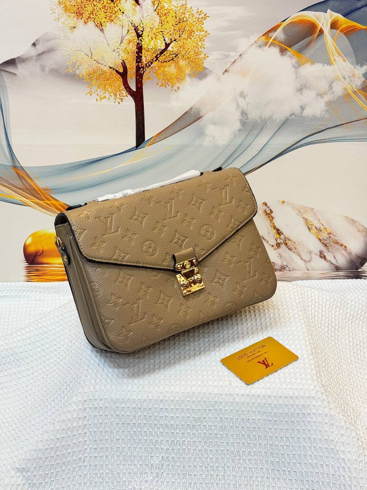 LV
Best quality

With box’s
🎁🎁🎁

105 dhs❣️
size 23cm

Zain158
♥️♥️♥️