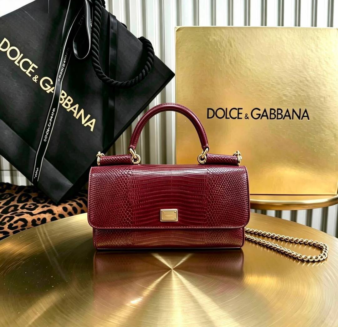 Dolce & GABBANA

100 DHS🇦🇪

 each 

with box
Zain26
♥️♥️♥️