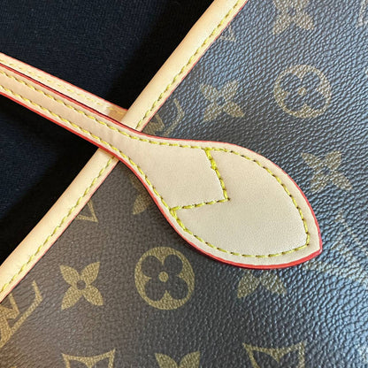LV
 NEVERFULL 

GOOD QUALITY WITH BOX 🎁
100 dhs✅

Zain295
♥️♥️♥️