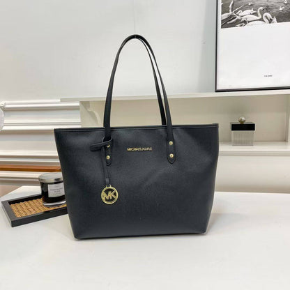MK
90 dhs✅
Size47cm

Zain06
♥️♥️♥️