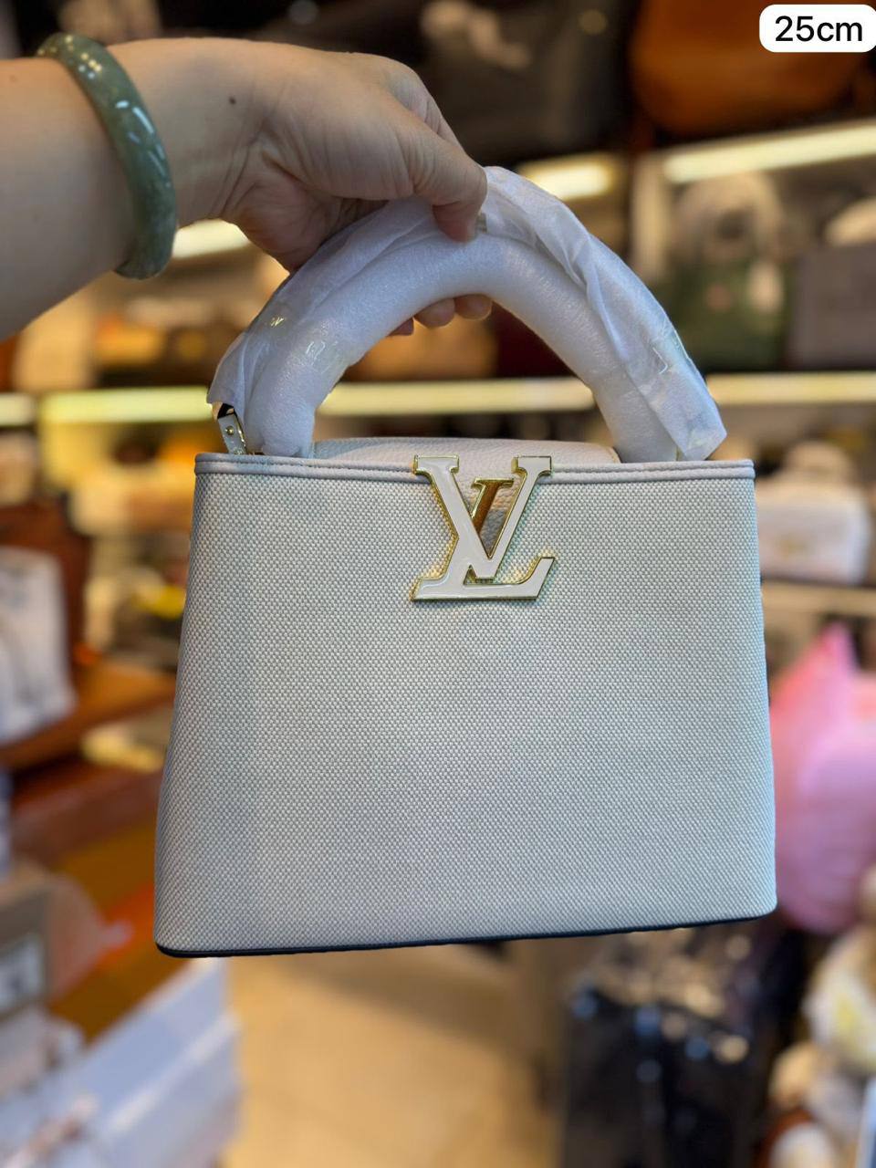 LV 

1️⃣ First Quality +🎁
Size : 25 ~ 21 * 15 cm
100 dhs🇦🇪🇦🇪

with box🎁

Zain115
♥️♥️♥️