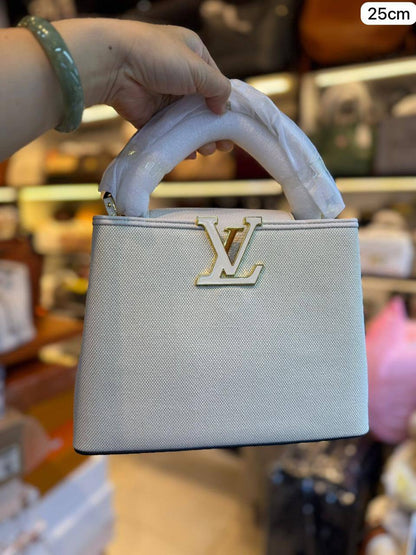 LV 

1️⃣ First Quality +🎁
Size : 25 ~ 21 * 15 cm
100 dhs🇦🇪🇦🇪

with box🎁

Zain115
♥️♥️♥️