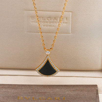 BVLGARI ❤️‍🔥*
Necklace 🦋
Master quality 💯
With normal boxes 📦 
55 dhs🇦🇪
With master box 🗃️ 
95 dhs🇦🇪

Zain216
♥️♥️♥️