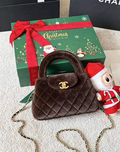 Chanel
100 dhs✅
SIZE：22cm
With the box

Zain35
♥️♥️♥️