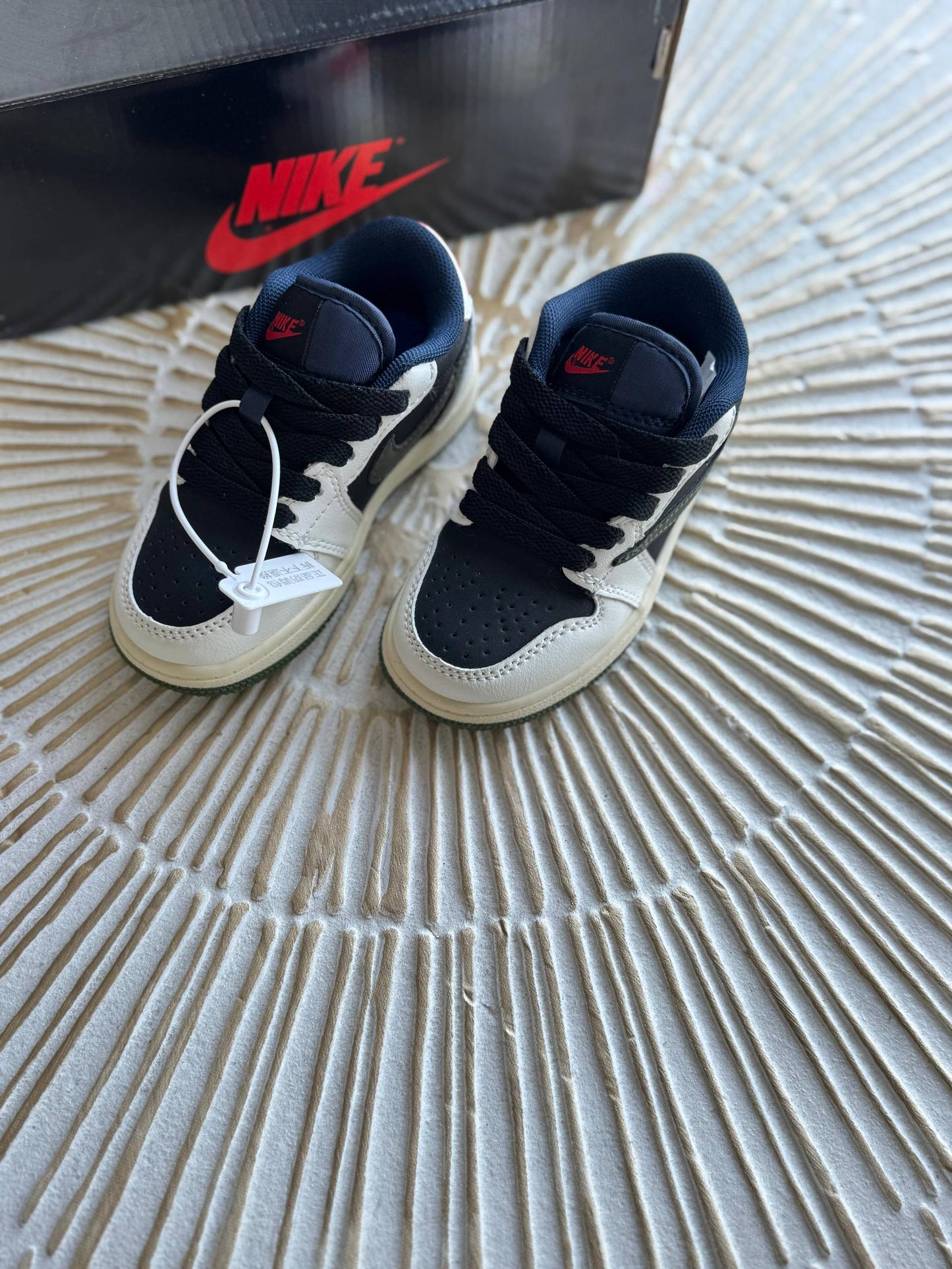 Brand:NIKE
 Super master quality 😍
Size:24To37
240 dhs❣️

Zain261
♥️♥️♥️