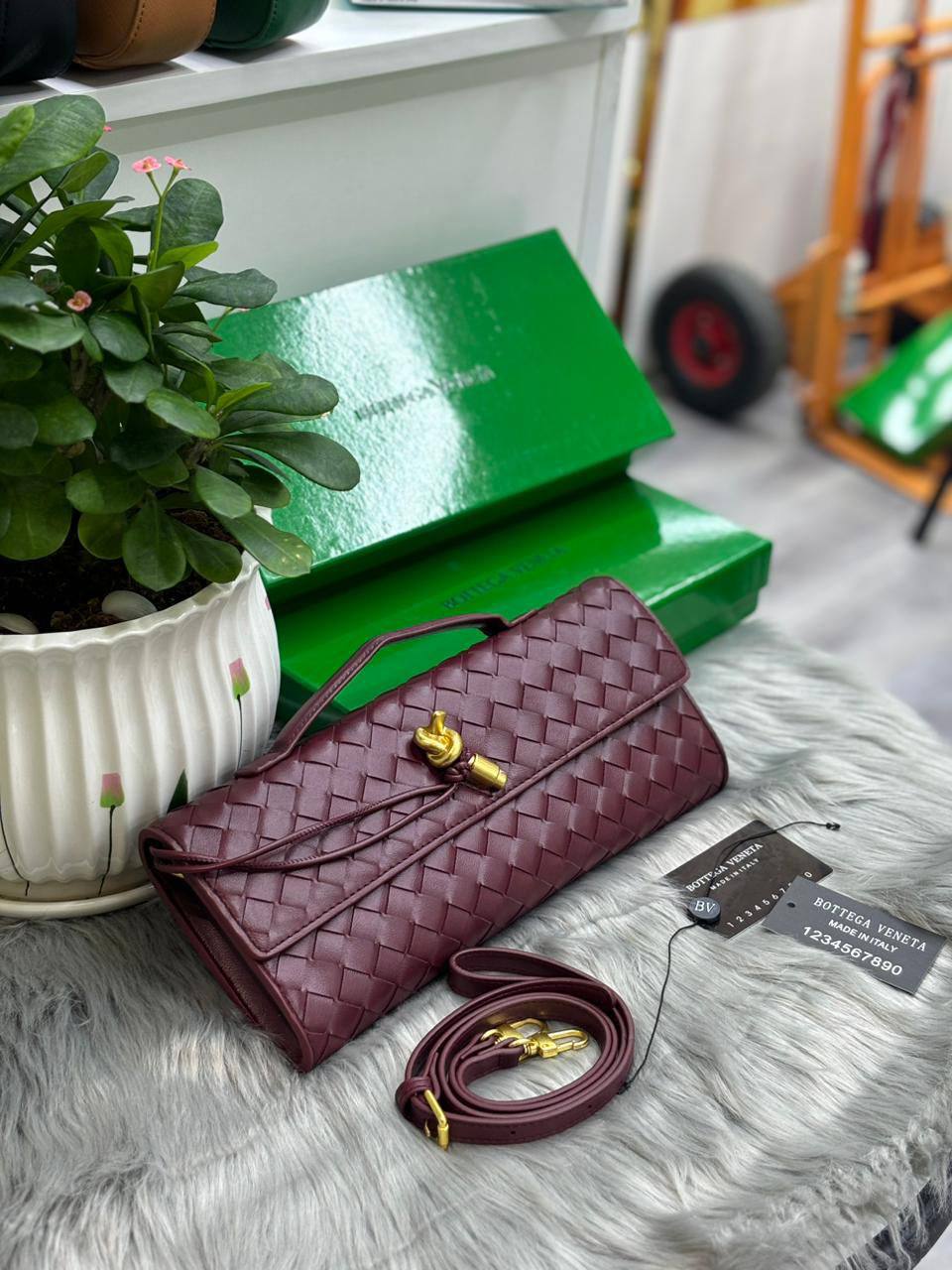 BOTTEGA
SIZE  ……… 31CM 🥰
95 dhs🇦🇪
With BOX🌷

Zain44
♥️♥️♥️