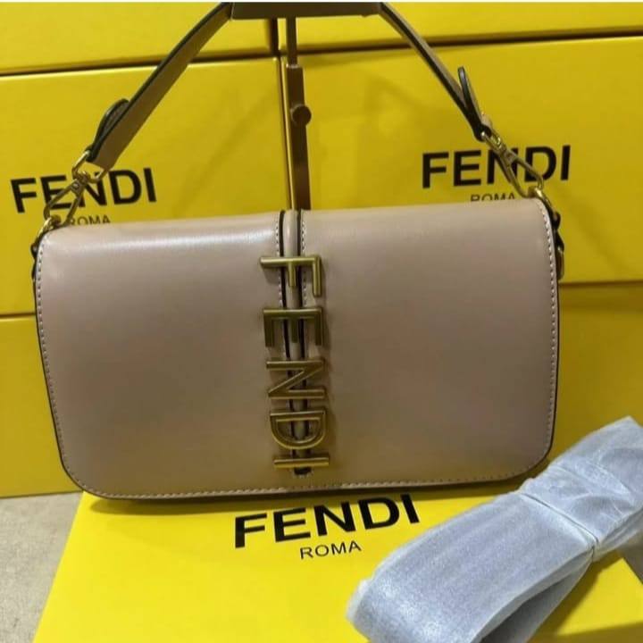 Fendi 

90 dhs✅
with box
🎁🎁🎁

Size 27×15×6 cm

Zain42
♥️♥️♥️