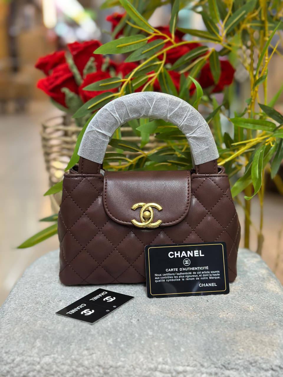 Chanel
Good quality 
with box 🎁🎁🎁

90 dhs💓

Zain186