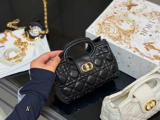 Dior
Master
350 dhs🪙🌨️

Zain132
♥️♥️♥️