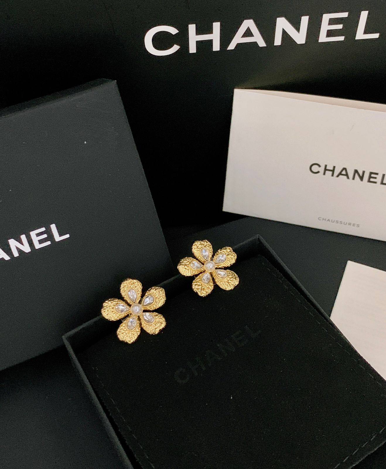 CHANEL*_EARRINGS_

55 dhs❤️💚
         _With_
          *Box* 📦✅

Zain89
♥️♥️♥️