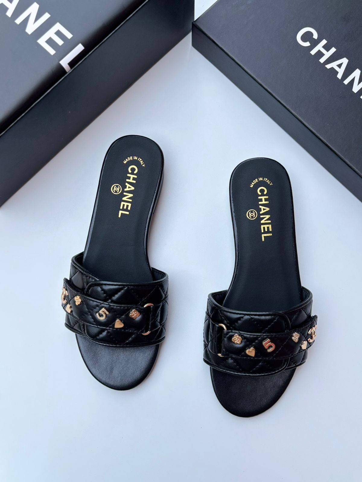 Chanel slipper
100 dhs🌺
Size 36-42

Zain55
♥️♥️♥️