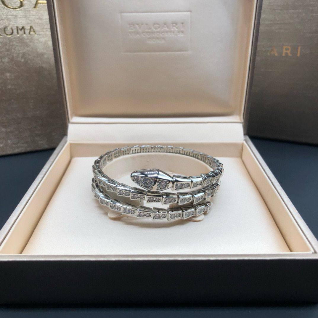 BVLGARI ❤️‍🔥*
Bangle ✨
Master quality 💯
With normal boxes 🗃️ 
95 dhs💓
With master box 📦 
135 dhs💓

Zain216
♥️♥️♥️