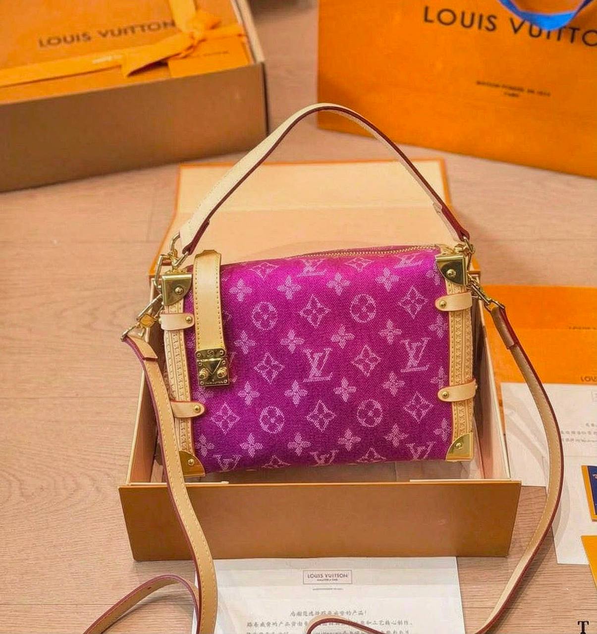 LOUIS VUITTON 

MASTER QUALITY 

220 DHS...🇦🇪🇦🇪🇦🇪

Zain295
♥️♥️♥️