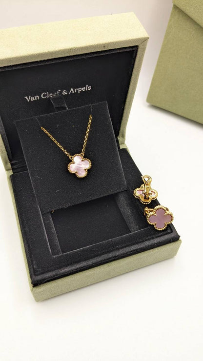 Van Cleef
*Master Quality* 
*Necklace & Earring*
120 dhs🪙🌨️ with Normal Box 🎁
130 dhs🪙🌨️ with Good Box 🎁
180 dhs🪙🌨️ with Master Box 🎁

Zain210
♥️♥️♥️