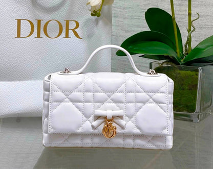 DIOR 
HIGH QUALITY 
WITH BOX  
🎁🎁🎁

120 DHS✅

Zain295
♥️♥️♥️