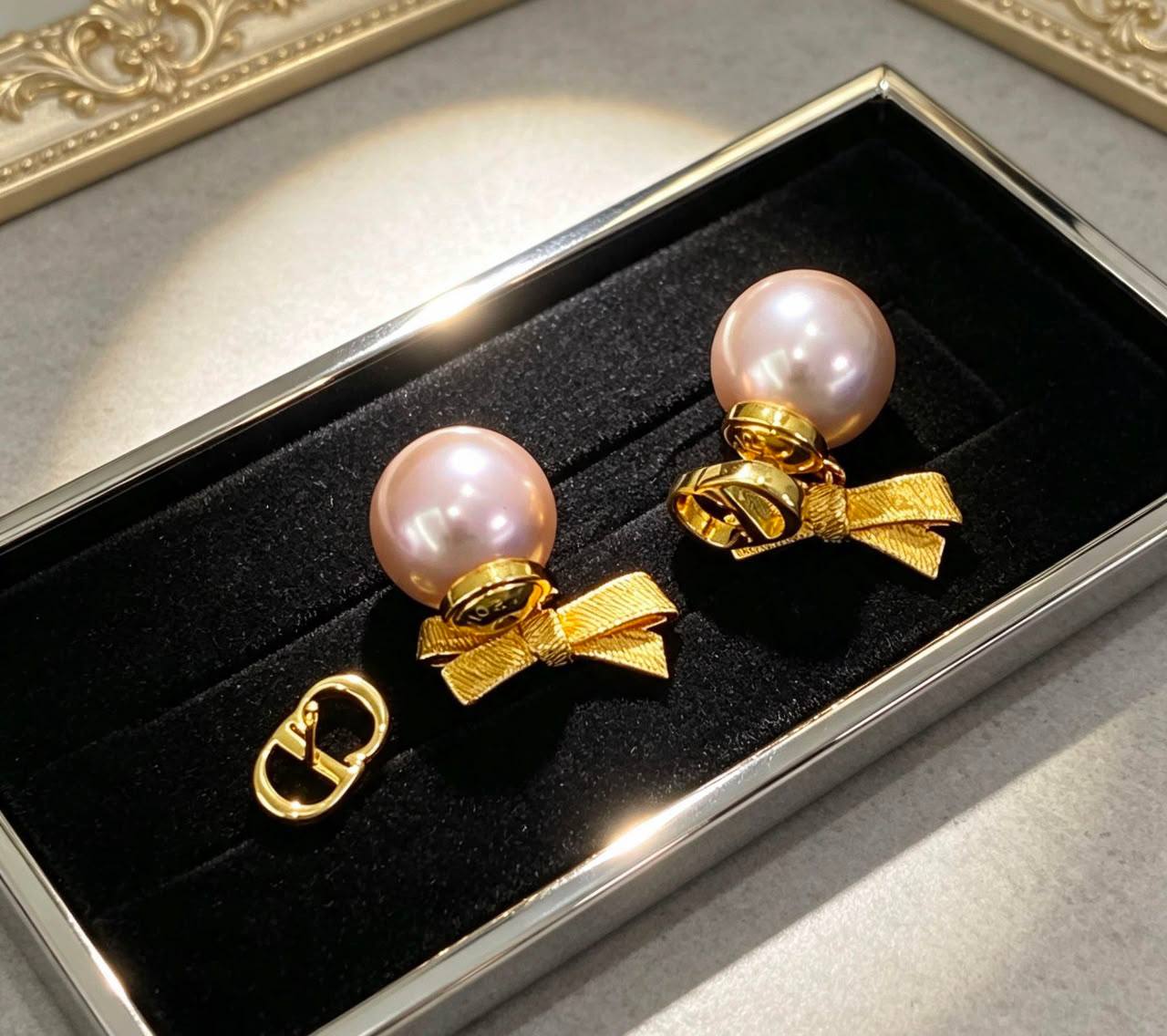 Dior SET 
Necklace 😍
Bracelet 🦋
Earring ✨
Master quality 💯
With normal boxes 🗃️ 
150 dhs🇦🇪🇦🇪

With master box 📦 
180 dhs🇦🇪🇦🇪

Zain216
♥️♥️♥️