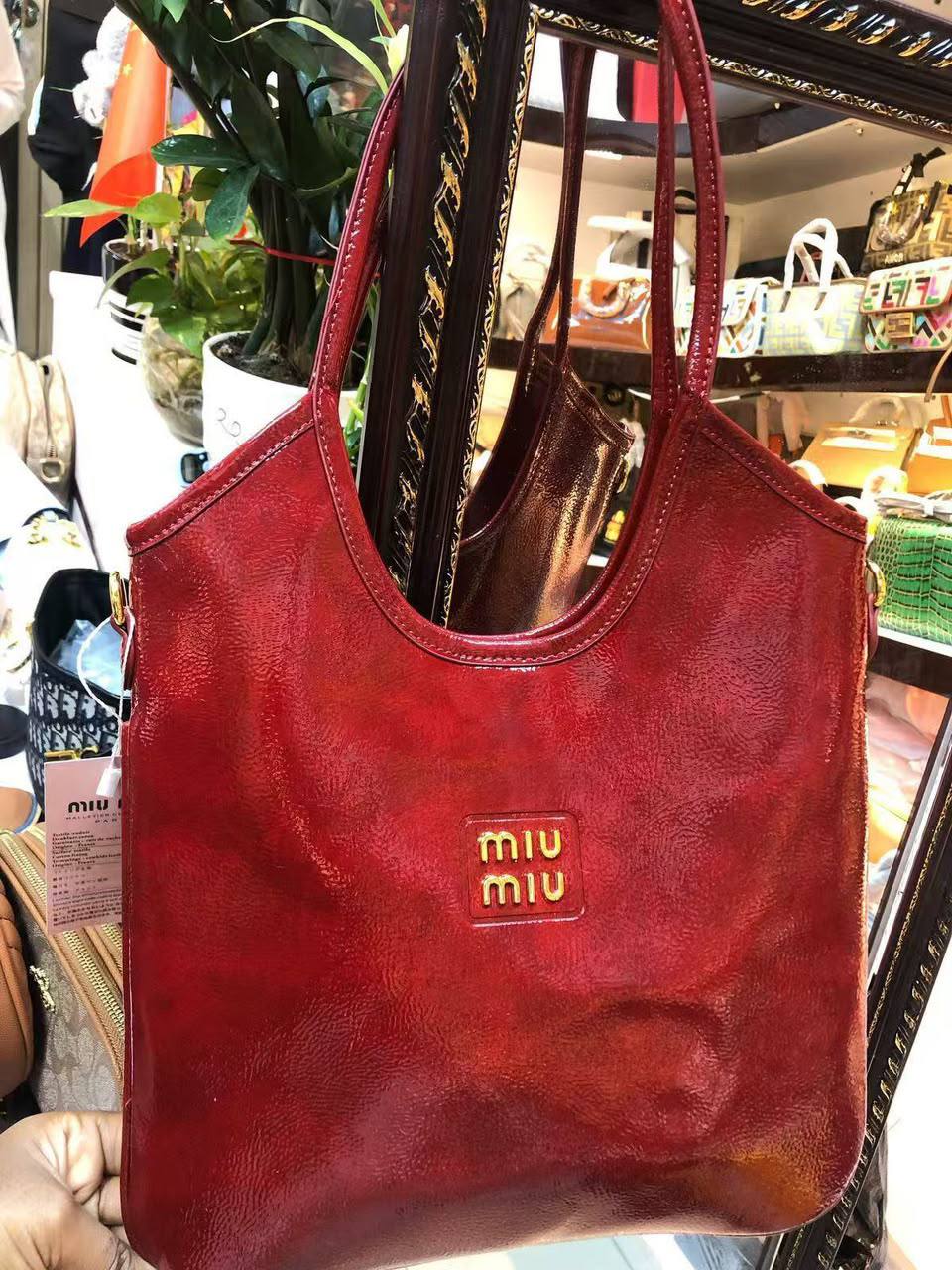 Miu Miu
90 dhs✅
With box
Size32cm

Zain219
♥️♥️♥️