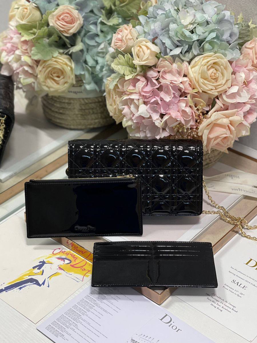 Dior
Best quality with box’s 
95 dhs✅
22 cm

Zain290
♥️♥️♥️