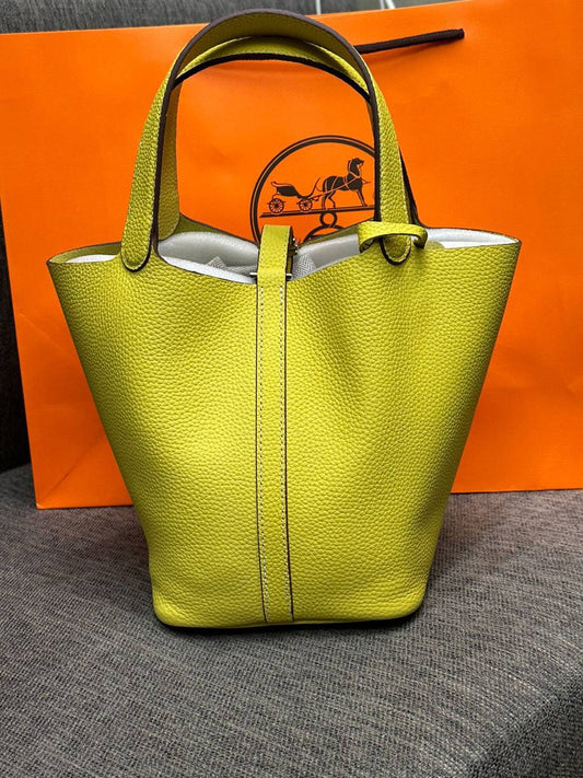 Hermes 
classic bag
Size 18x13cm
210 dhs🪙🖤

Zain189
♥️♥️♥️
