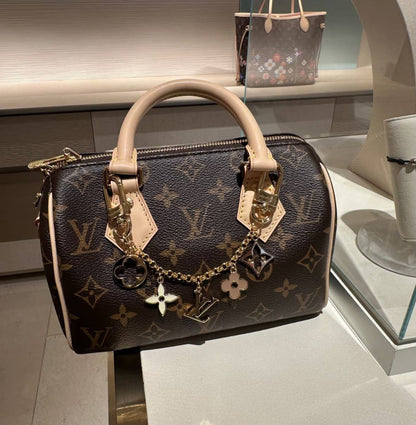 LV
size : 17cm 
100 dhs🇦🇪🇦🇪
With folding box🛍️ 

Zain148
♥️♥️♥️