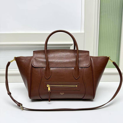 Celine Master
💕💕
Leather material 
350 dhs💚

Suede material
370 dhs💚

Zain228
♥️♥️♥️