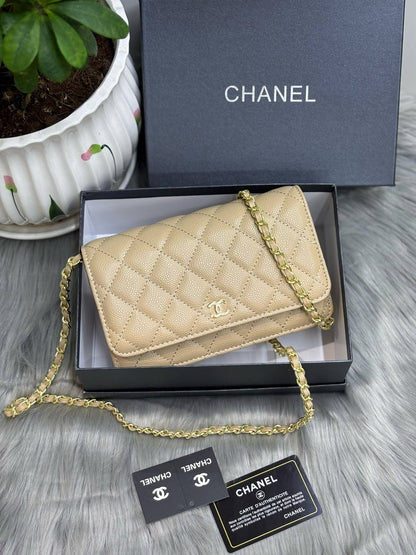 CHANEL 
SIZE……….    19cm
90 dhs🇦🇪🇦🇪
with BOX✅

Zain244
♥️♥️♥️
