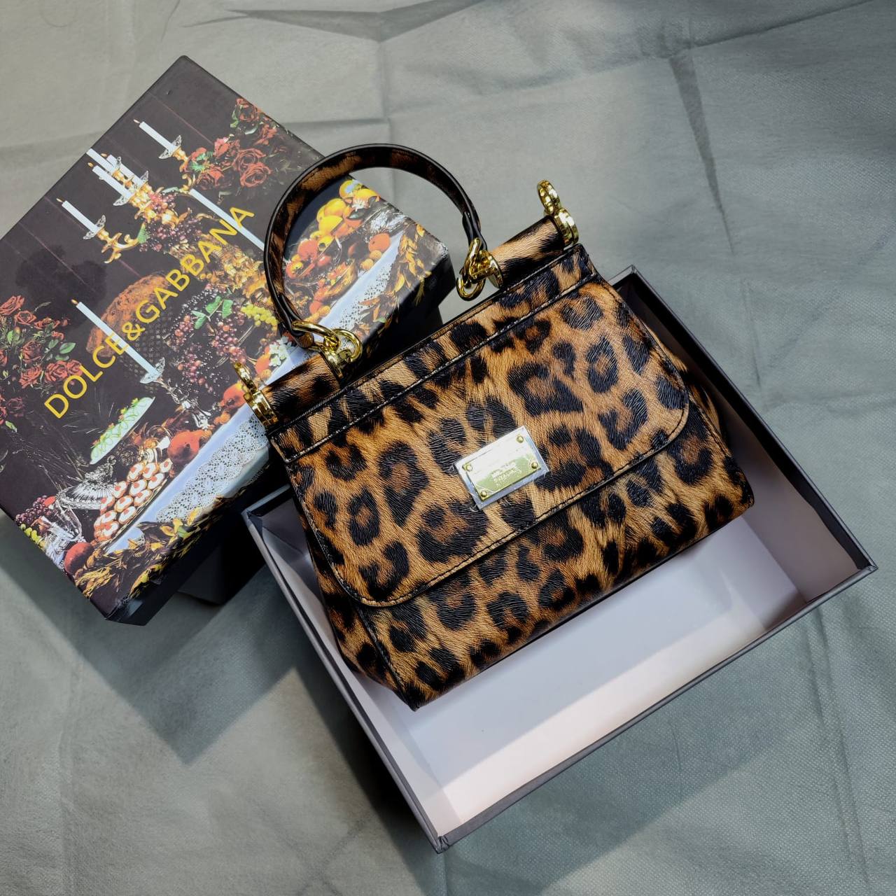 D&G
100 dhs🪙🌨️
high quality 

With box   
🎁🎁🎁

20cm

Zain26
♥️♥️♥️
