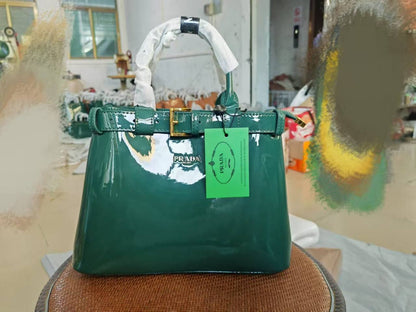 PRADA 
GOOD quality
115 dhs✅

Zain200
♥️♥️♥️