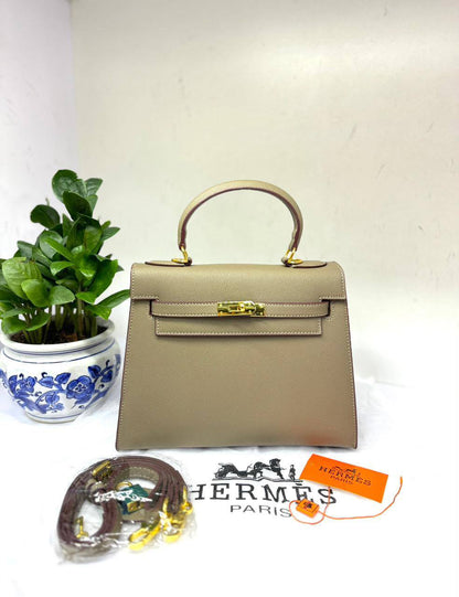 Hermes
25cm 
with box 
110 dhs🇦🇪🇦🇪
good quality

Zain136
♥️♥️♥️