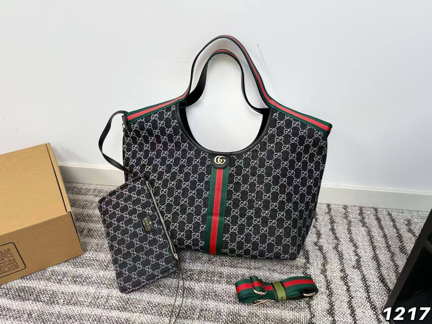 GUCCI 
NEW CAME GOOD QUALITY 
125 dhs🪙🌨️

Zain39
♥️♥️♥️
