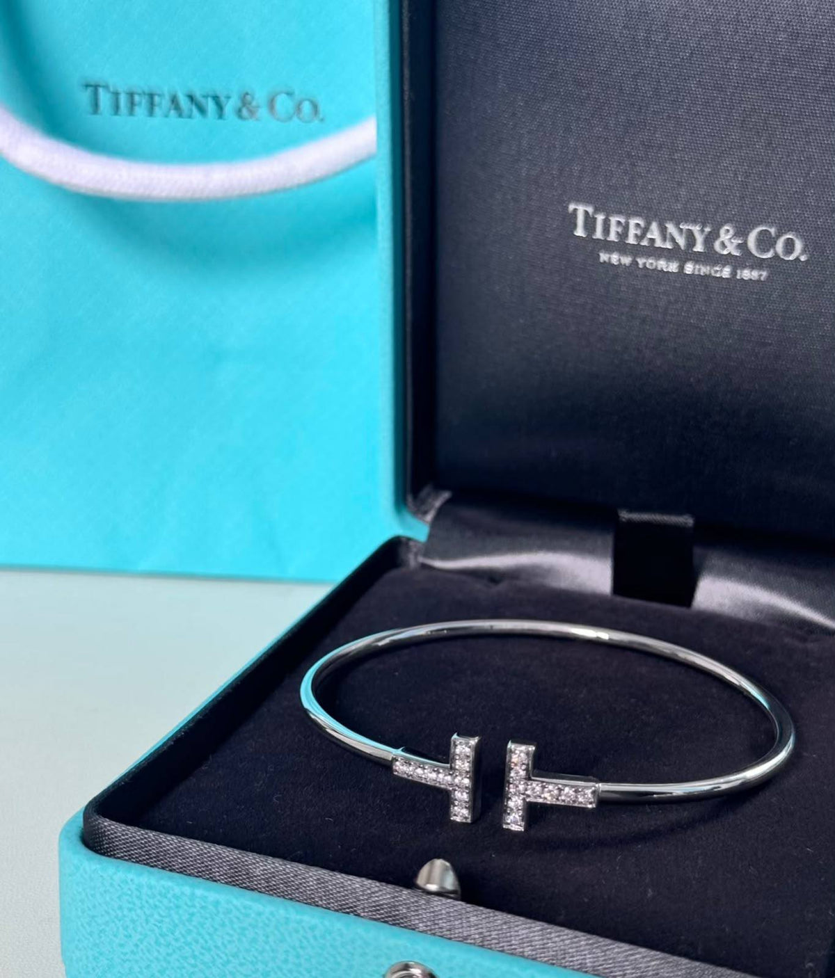 Tiffany Bangle
Master quality 

55 dhs🇦🇪🇦🇪

 normal box 📦

Zain48
♥️♥️♥️