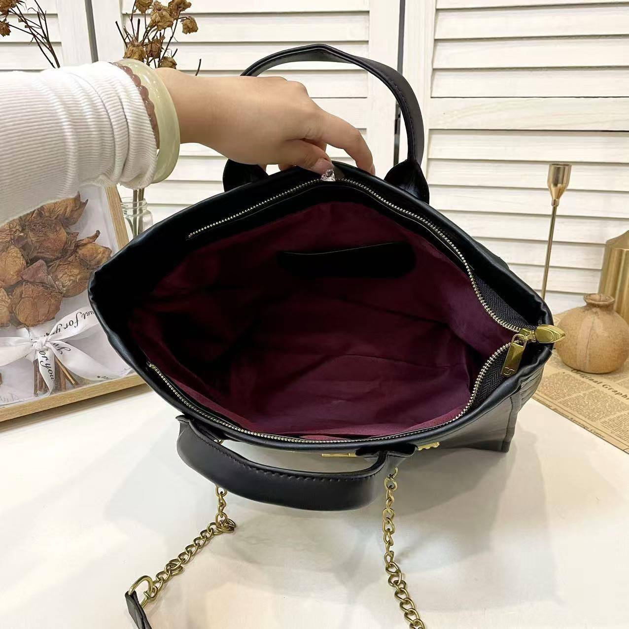 Chanel
33*27*13 cm
80 dhs🪙🌨️

Zain17
♥️♥️♥️